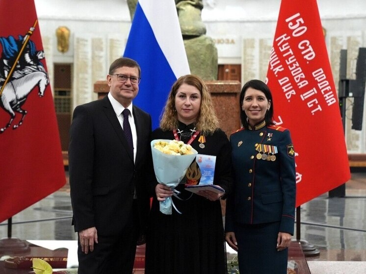     Медаль Профсоюза работников здравоохранения медику вручили на Пленуме ЦК Профсоюза в Зале Славы Музея Победы на Поклонной горе. Фото: пресс-служба Минздрава Новгородской области