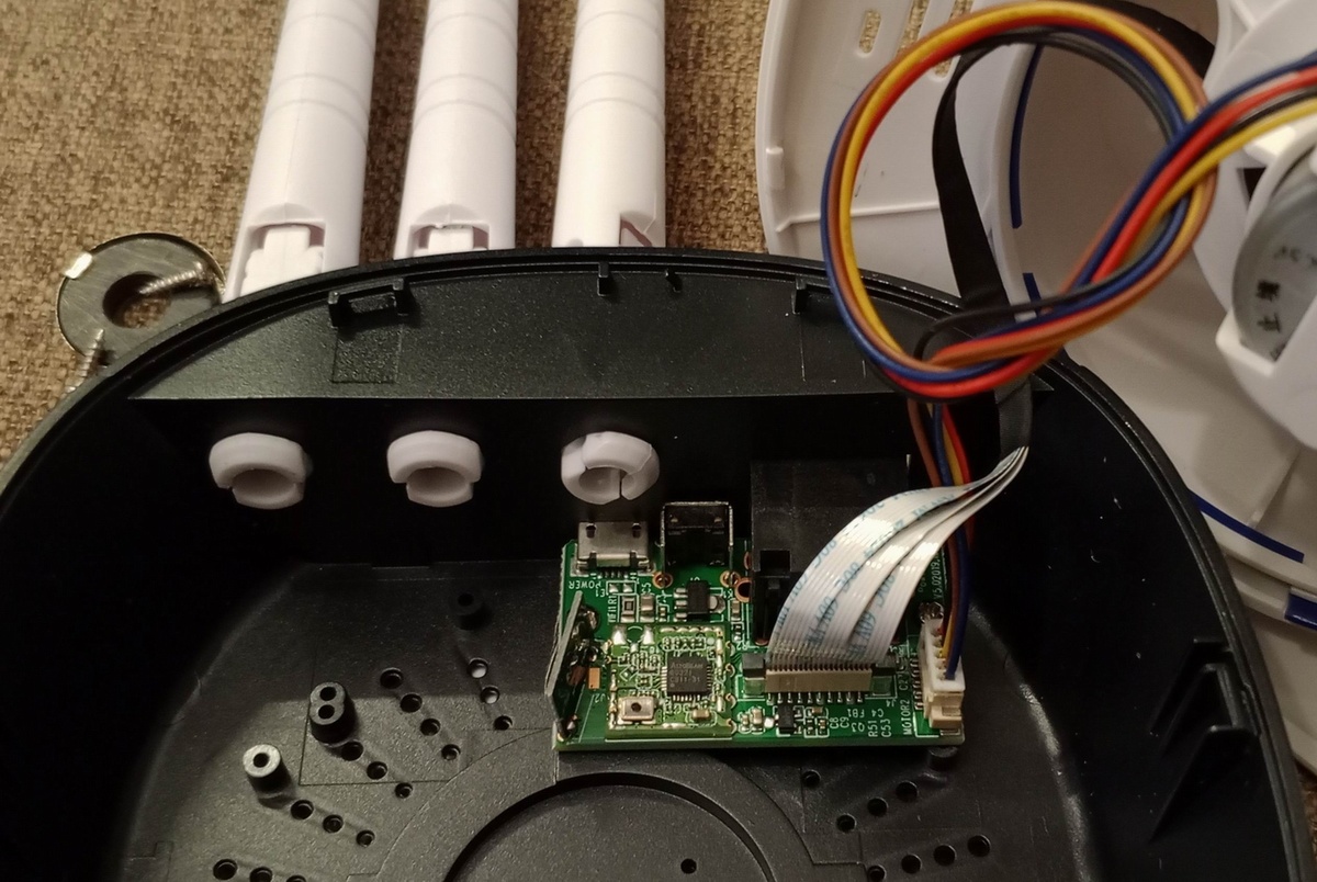 Wi-Fi V380 камера в разборе, где можно увидеть, что антенны фальшивые