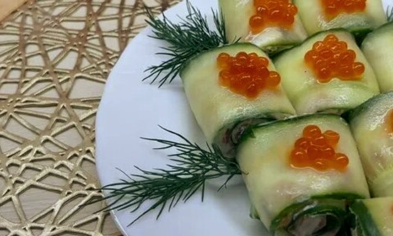 Роллы из огурца с творождным сыром, красной рыбой и икрой