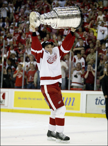 Источник: https://img.championat.com/i/article/56/99/1374175699_b_pavel-dacjuk-i-ego-pervyj-kubok-stjenli.jpg