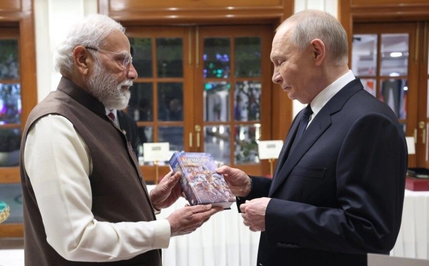 Моди дарит Президенту России Бхагавад-гиту