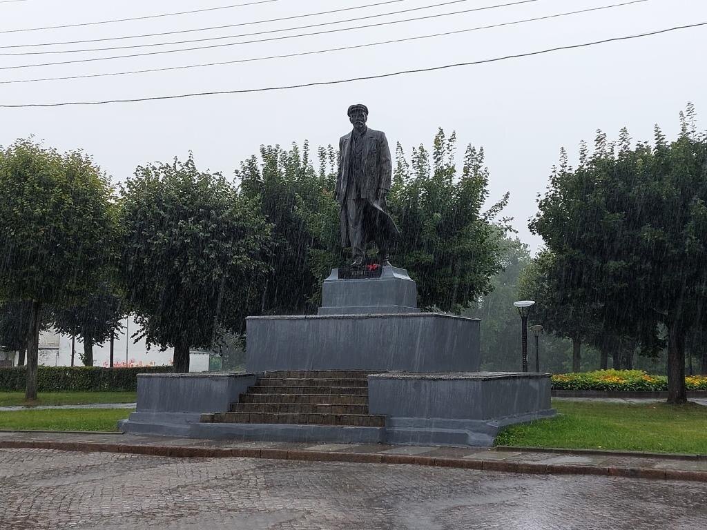 Какой же советский и российский город без памятника ильичу?