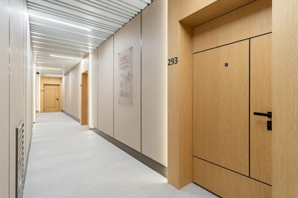 Узнайте, как современные ЛГКЛ-панели помогают сэкономить на ремонте офисов и административных зданий. Практическое решение для помещений с высокой проходимостью: от ресепшена до переговорных.