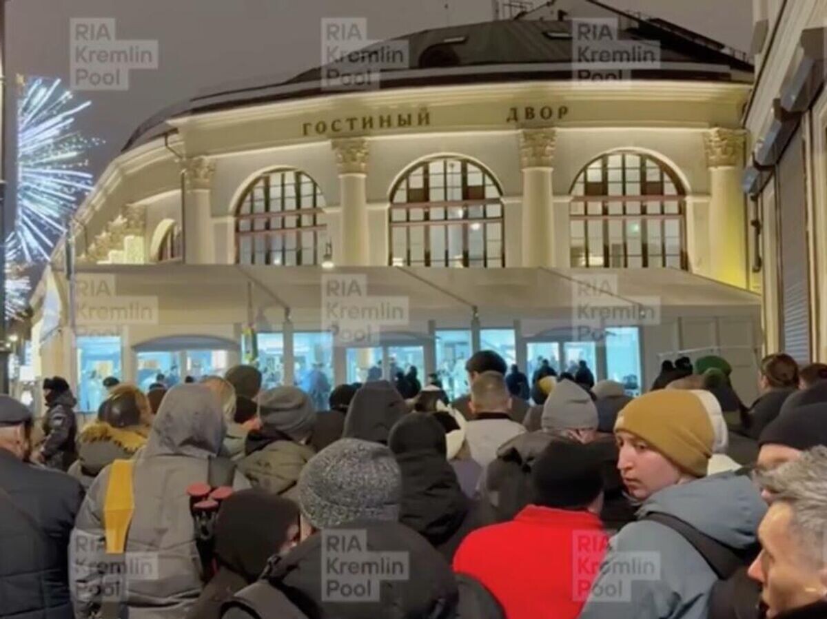    Посетители прямой линии Владимира Путина у входа в Гостиный двор | © RIA_Kremlinpool/Telegram