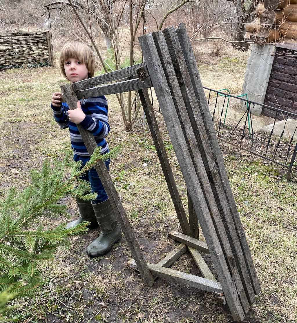 Труд на благо семьи, строим домики, избавляемся от хлама и обустраиваем костровую зону.