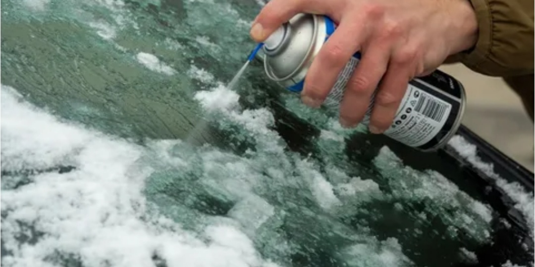 Убираю лёд на лобовом стекле за пару секунд: рабочий метод