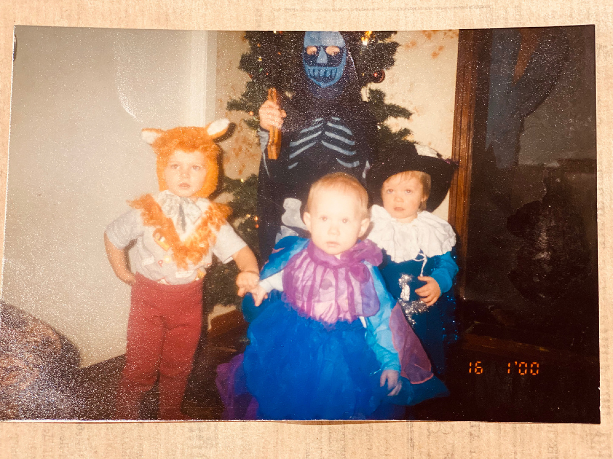 Фотография из общежития. Искала фото в телефоне для этой статьи. Случайно нашла вот это. На ней впереди девочка Лида, которая тоже появилась на этот свет благодаря Чудо! Оставайтесь детьми, верьте в чудо! 