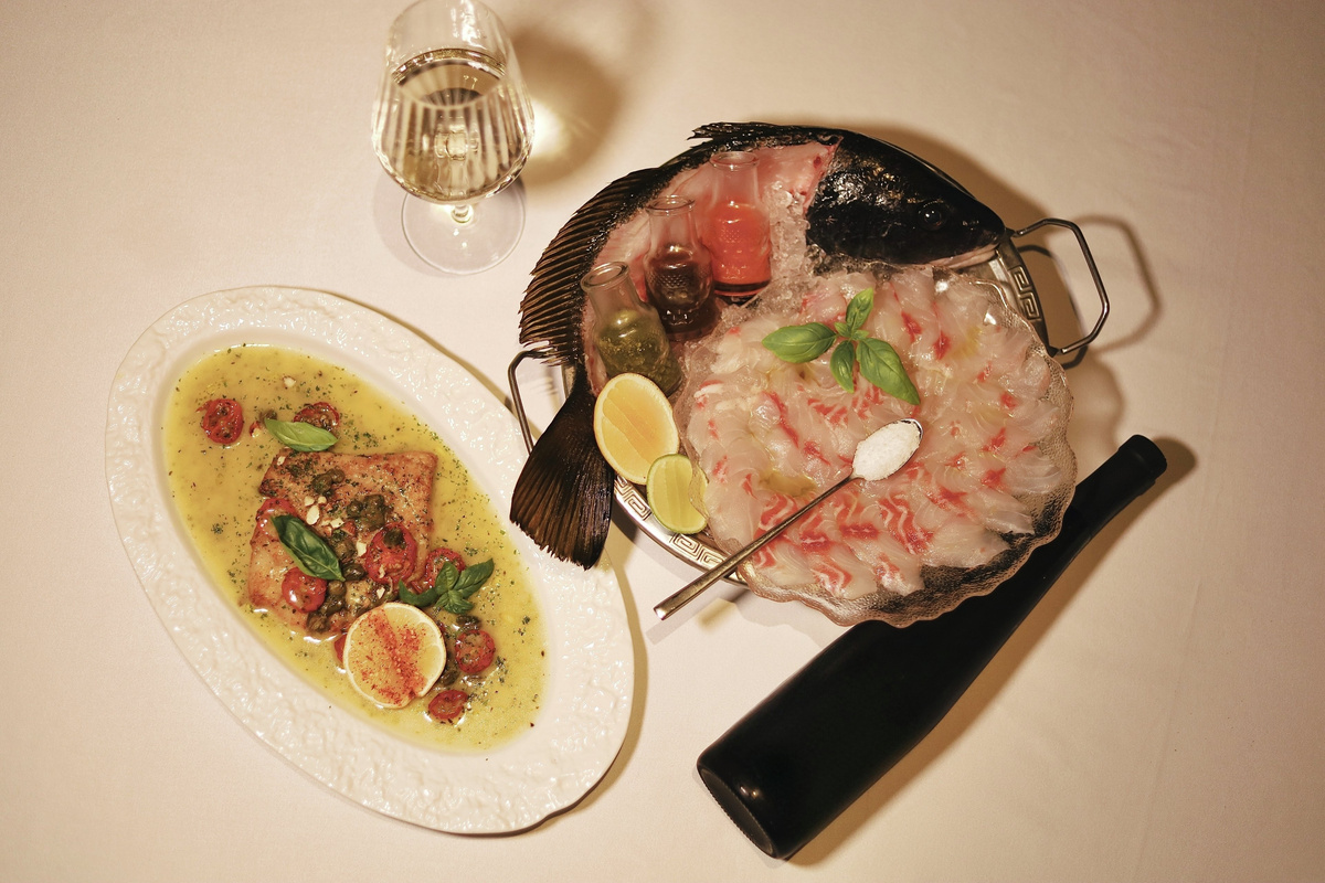 Крудо из горбыля и камбала с каперсами // Фото предоставлено рестораном «Ливадия»