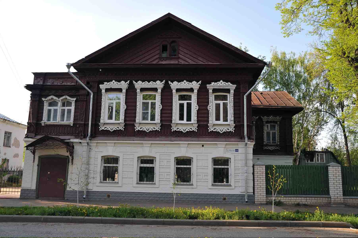 Пример такого каменно-деревянного дома. Можно было построить всё из камня, но второй этаж всё равно сделали деревянным.