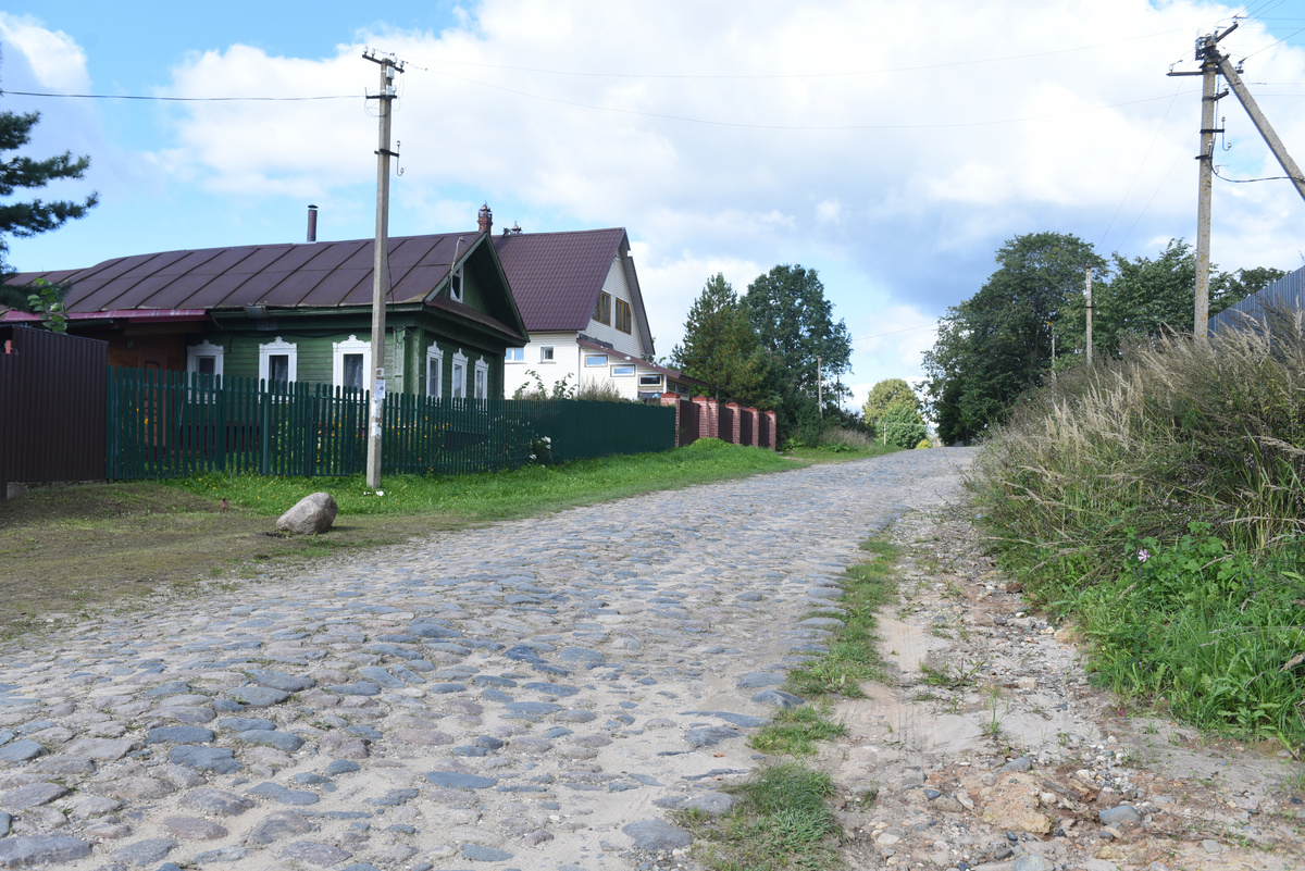 Дорога в центре деревни была выложена в середине в XVIII  века. Фото: Татьяна Иваницкая
