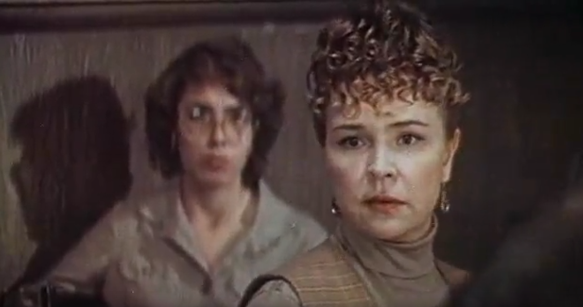 Ларисы (Тамара Сёмина), кадр из фильма "Одиноким предоставляется общежитие" (1983) 