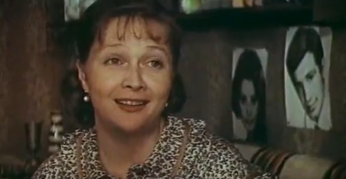 Вера (Наталья Гундарева), кадр из фильма "Одиноким предоставляется общежитие" (1983) 