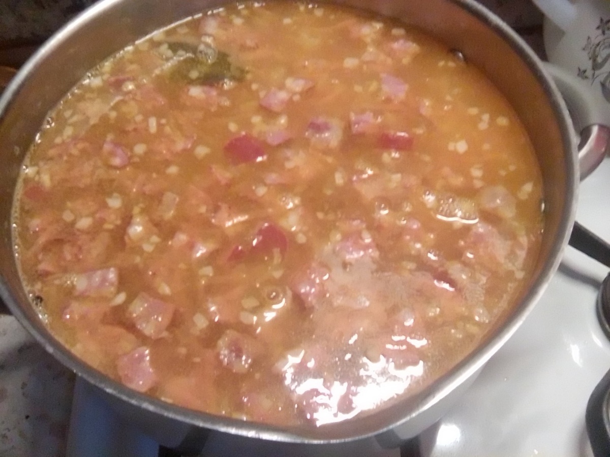    Гороховый суп с копчёностями пахнет детством в хрущёвке
