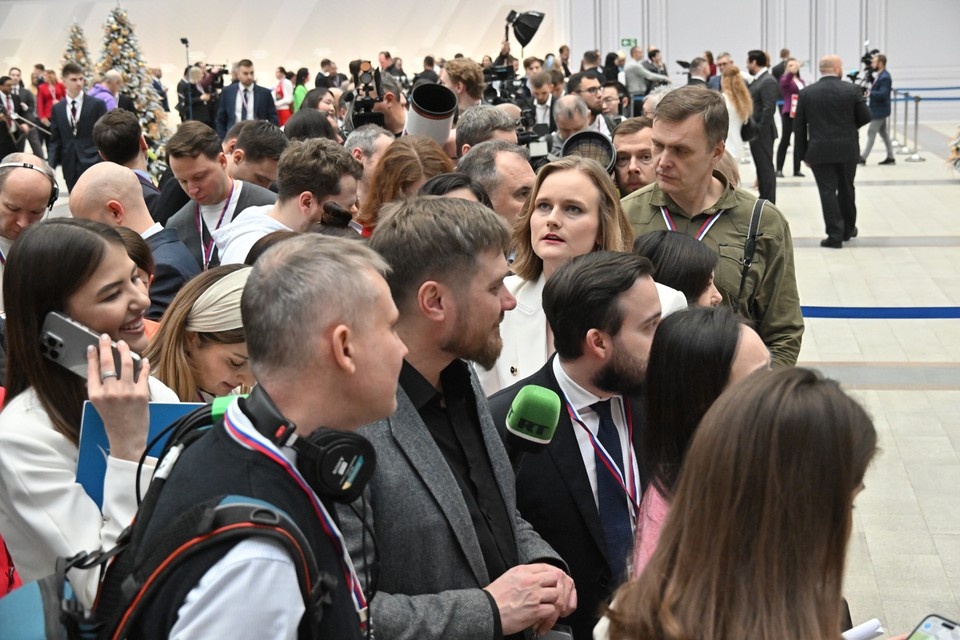    Многие приезжают пораньше, чтобы было время пройти досмотр, и успеть занять самые выгодные места в зале. Владимир ВЕЛЕНГУРИН