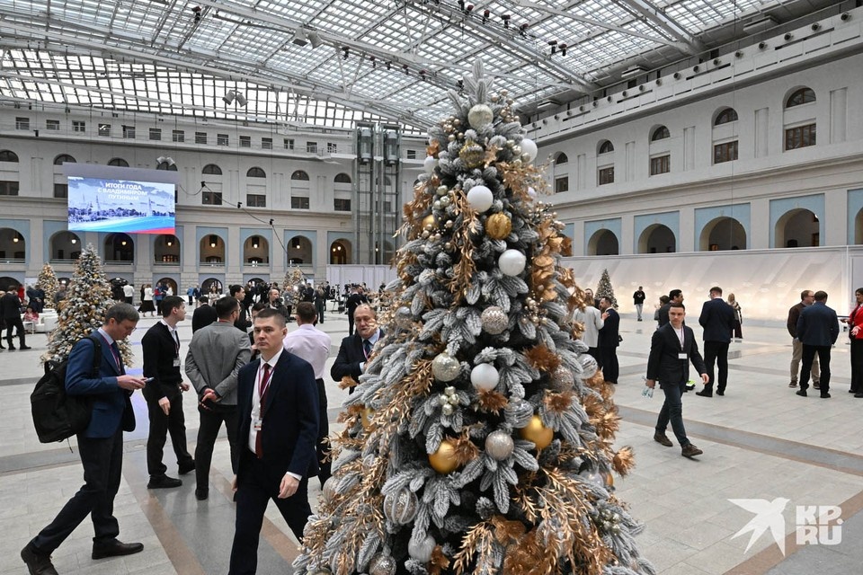    Внутри Гостиного двора царит атмосфера деловой суеты Владимир ВЕЛЕНГУРИН