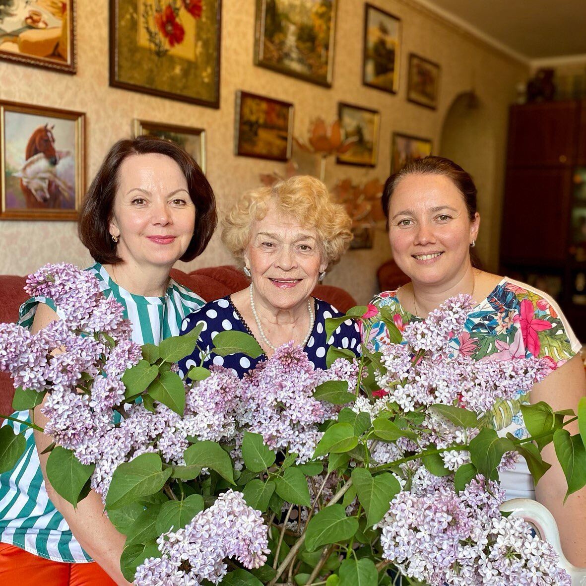 Вера Новикова с мамой и старшей дочерью Анастасией