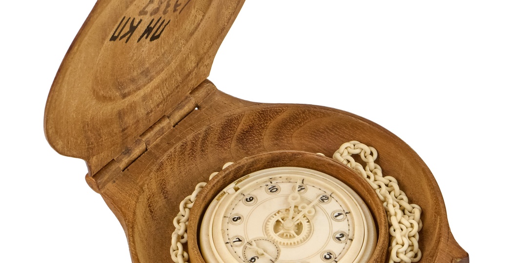 Карманные механические часы из слоновой кости