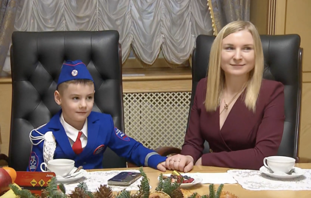 Тимур и его мама в Главном управлении ГИБДД на Поклонной горе.