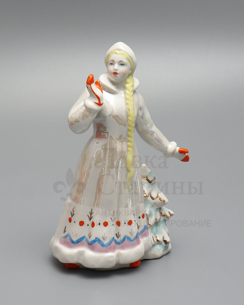 Статуэтка «Снегурочка», скульптор Малышева Н. А., фарфор, Дулевский завод, 1957 г. Фото с нашего сайта dvaveka.ru