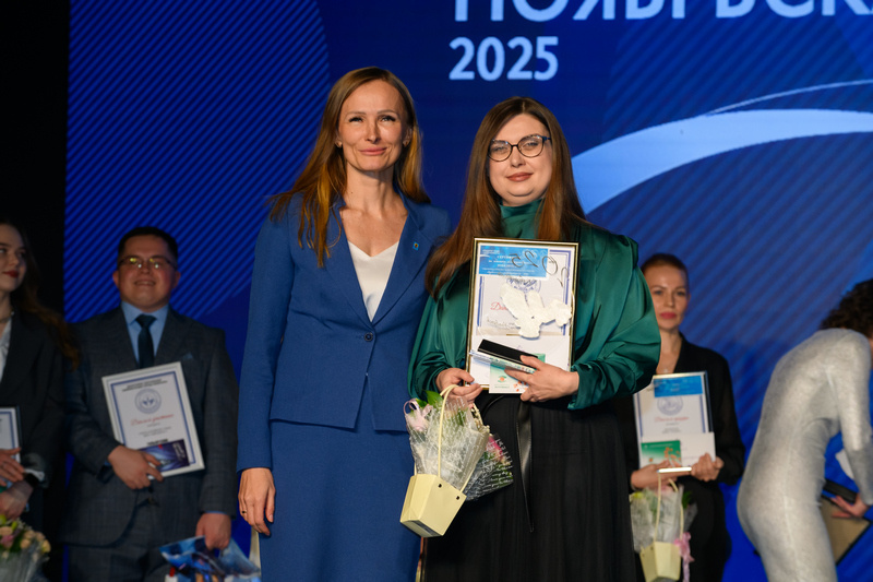 Диплом победителя в номинации «Учитель года» Виктории Гницевич вручила председатель Думы Ноябрьска Алла Умецкая