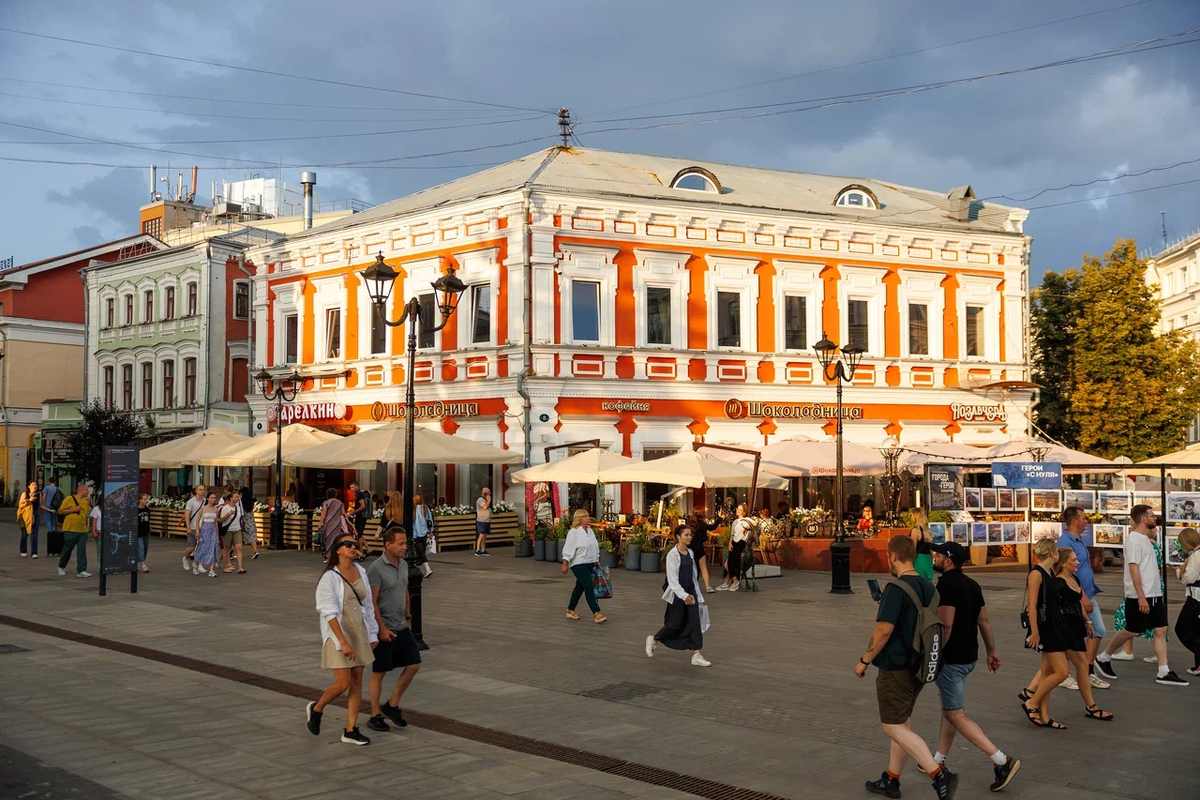 Фигура козы установлена напротив Театральной площади (на перекрёстке улиц Большой Покровской и Пискунова). Фото: Никита Духник