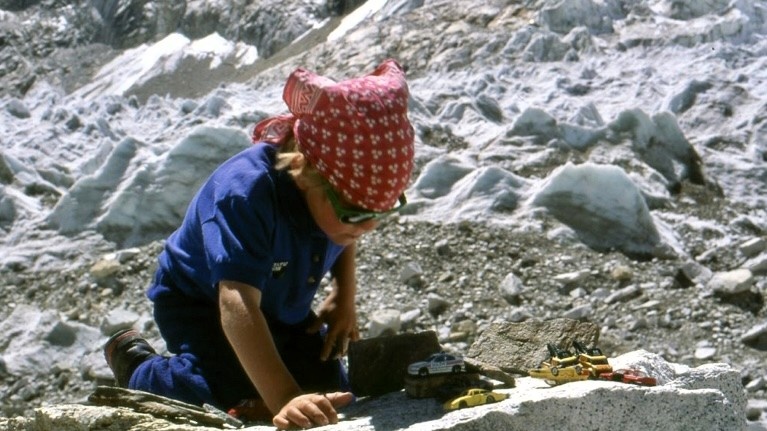 Том Баллард играет с игрушечными машинками в базовом лагере Эвереста в 1994 году. Фото: Том Баллард.