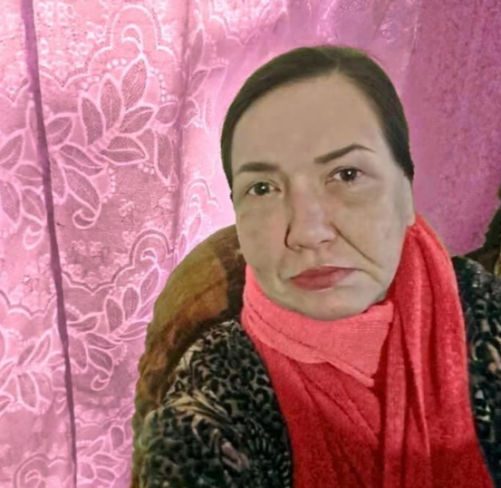 Создано ии. Темные волосы, помада и шарф весьма к месту.