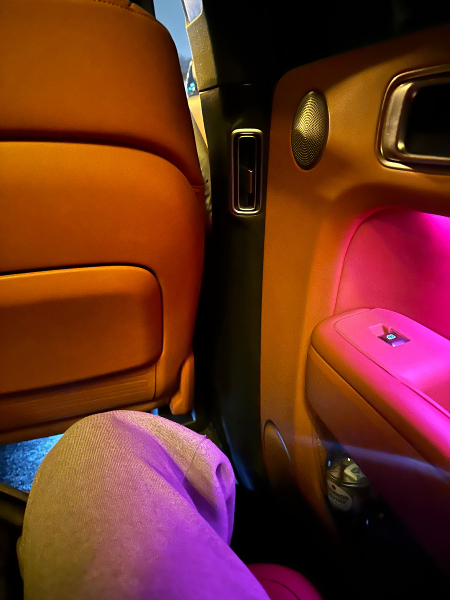 Я уже успела покататься на данной модели и оценить комфорт. И это было такси категории premier. 