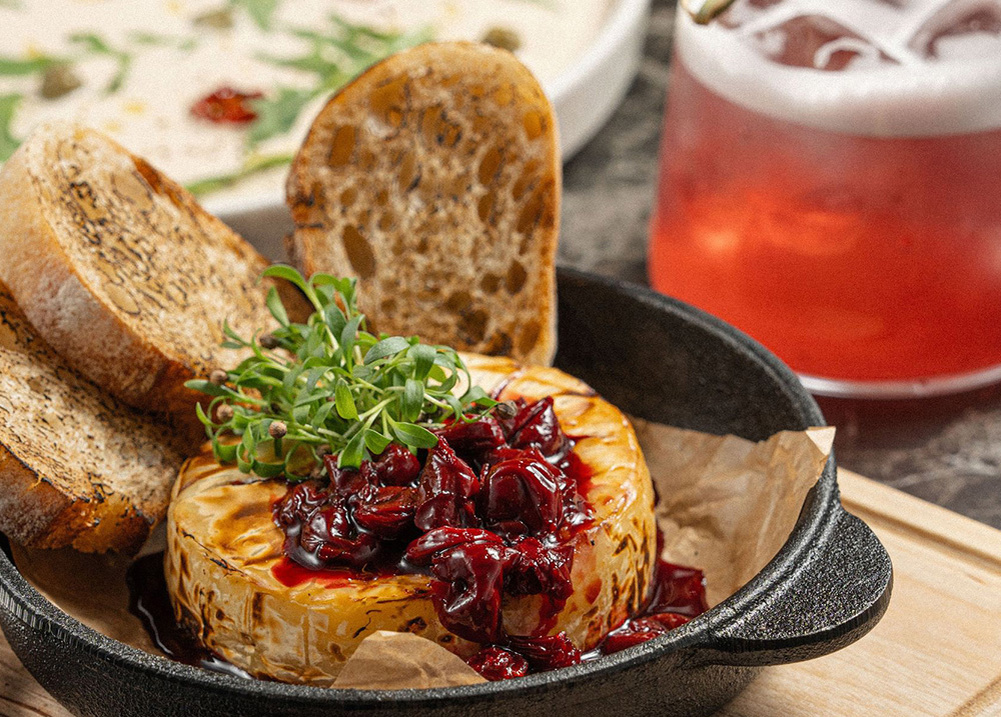    Новости ресторанов: осетр с овощами, оливье с говяжьим языком и заливное из краба (фото 1)