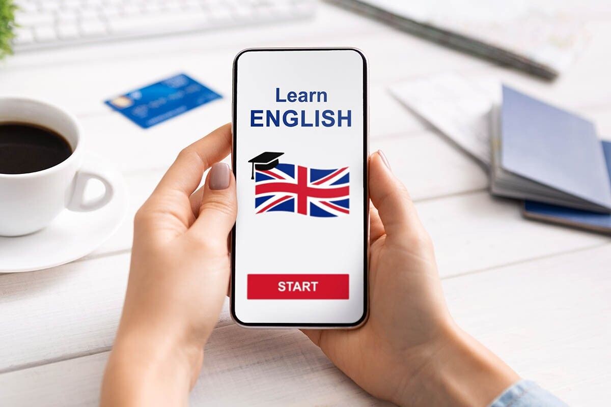 В вашем смартфоне есть все, что нужно для изучения языка. Например, подкасты — слушайте их где угодно, чтобы прокачать свой английский. Источник: Prostock-studio / Shutterstock / FOTODOM📷
