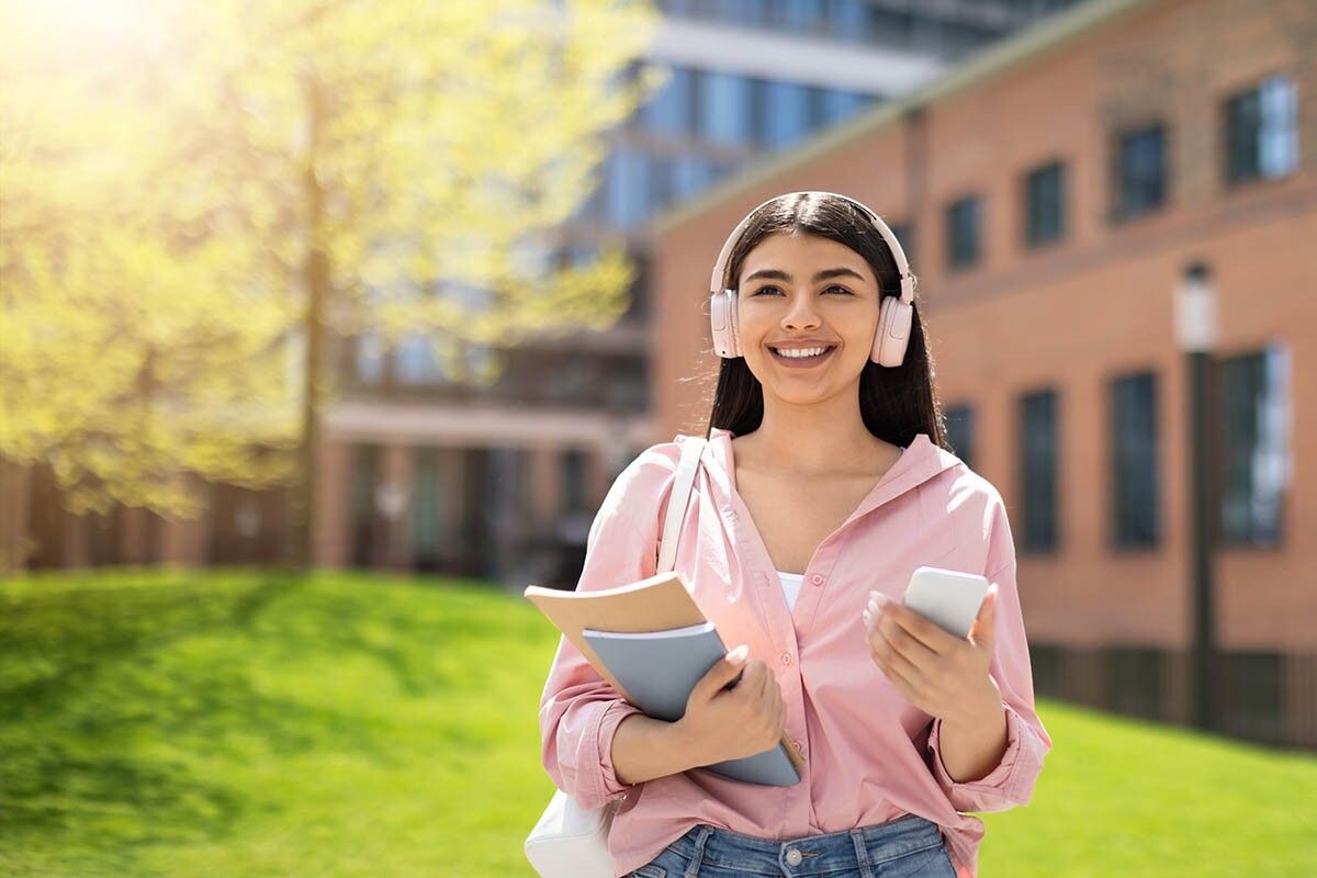 Выбирайте подкаст так, чтобы он был для немного трудным для вашего восприятия: так обучение будет эффективнее. Источник: Prostock-studio / Shutterstock / FOTODOM📷
