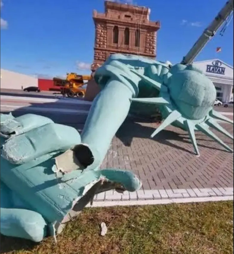 Копия Статуи Свободы упала в Бразилии. Источник: Reuters.