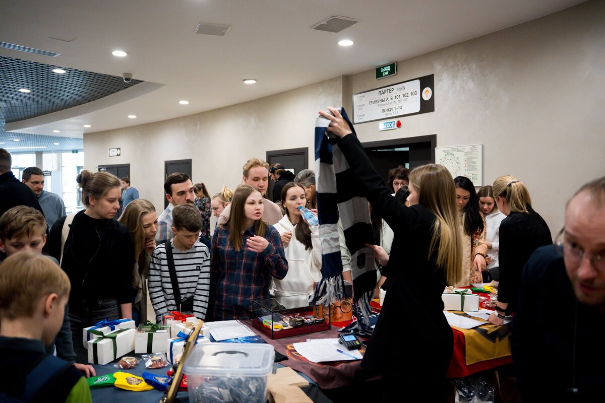 Дети следят за магией и персонажами, а родители наслаждаются музыкой своего детства и качественным шоу.