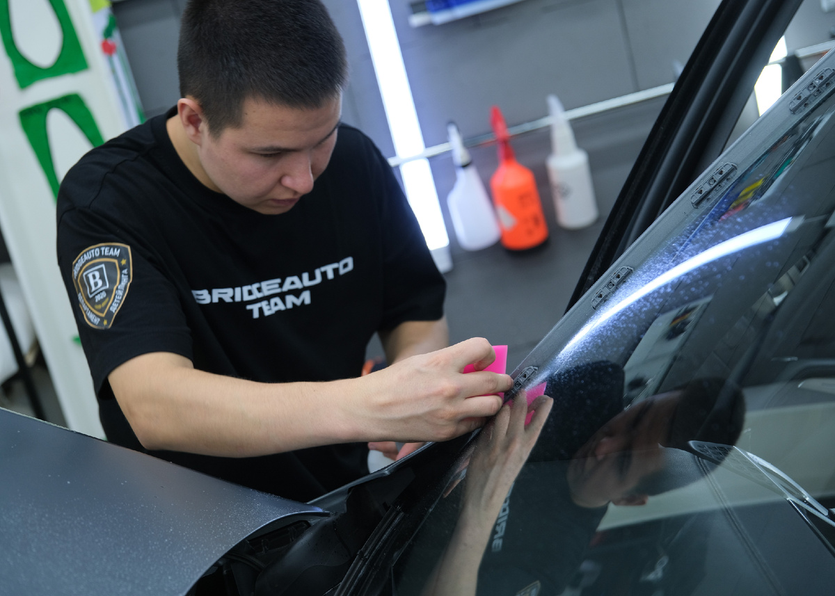 Процесс оклейки в детейлинг студии Bridgeauto Team