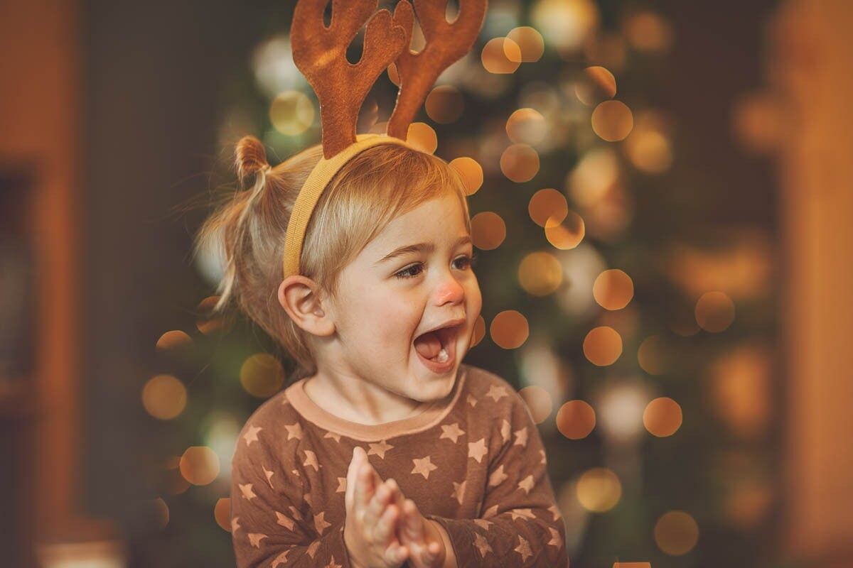 Стих может быть про Деда Мороза или персонажа, в костюм которого одет ребенок. Источник: Anna Om / Shutterstock / FOTODOM📷
