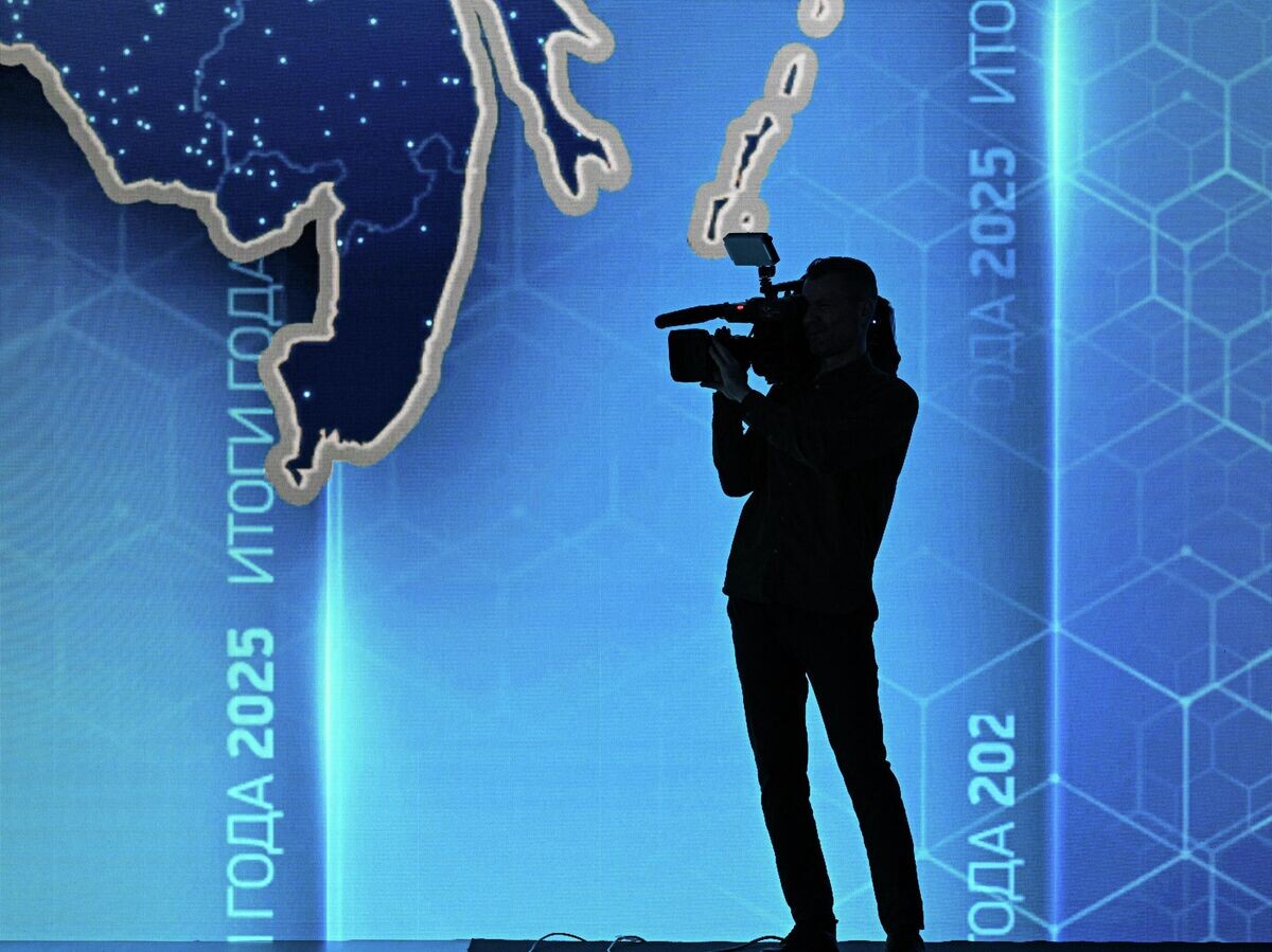    Подготовка площадки для прямой линии и пресс-конференции президента РФ Владимира Путина | © РИА Новости / Сергей Бобылев