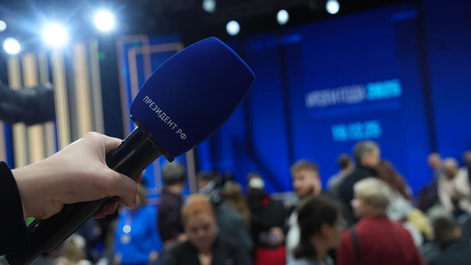     Почти 3 млн обращений поступило на прямую линию Путина ИЗВЕСТИЯ/Андрей Эрштрем