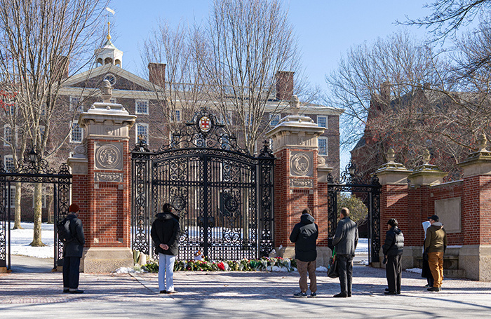    Наблюдатели осматривают мемориал в Брауновском университете в Провиденсе.MEL MUSTO/EPA/TASS