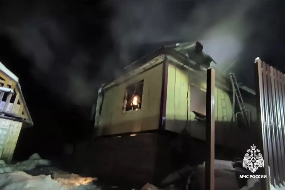    Пожар в жилом доме в Горно-Алтайске. Источник: ГУ МЧС России по Республике Алтай