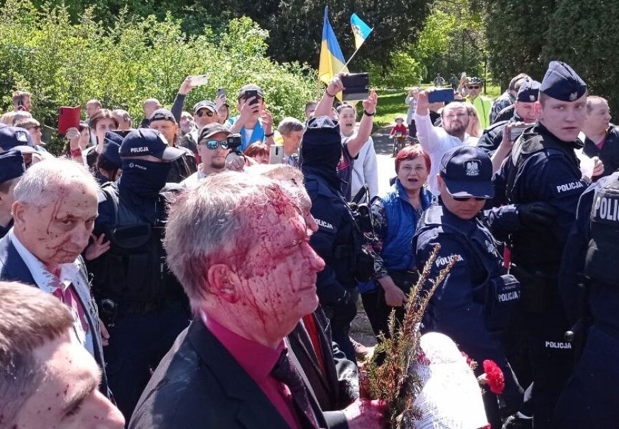    Чрезвычайный и полномочный посол РФ в Польше Сергей Андреев на кладбище советских воинов в Варшаве / Источник: © Алексей Бухчин/РИА Новости