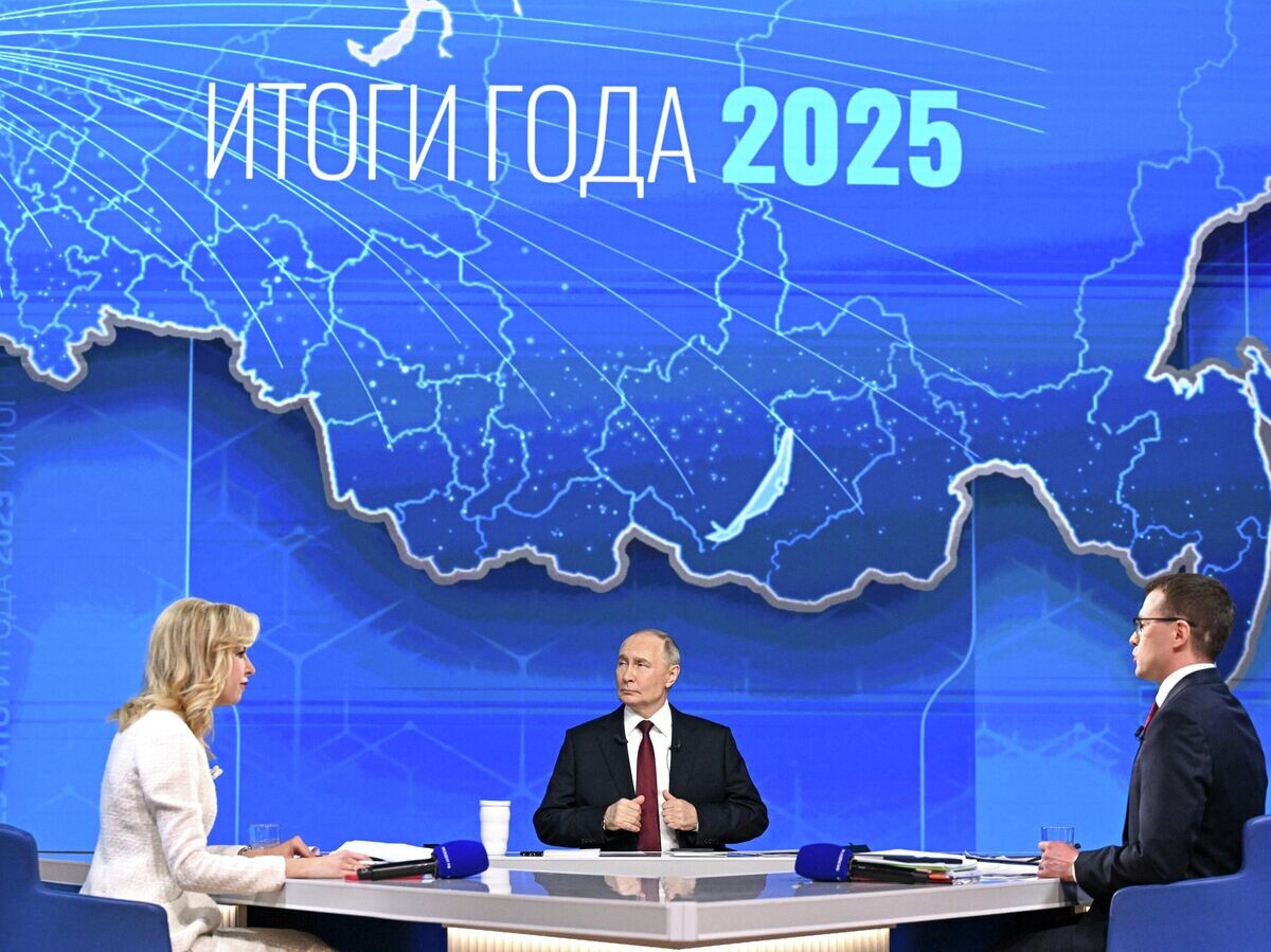    Президент России Владимир Путин отвечает на вопросы во время специальной программы "Итоги года" | © РИА Новости / Сергей Бобылев