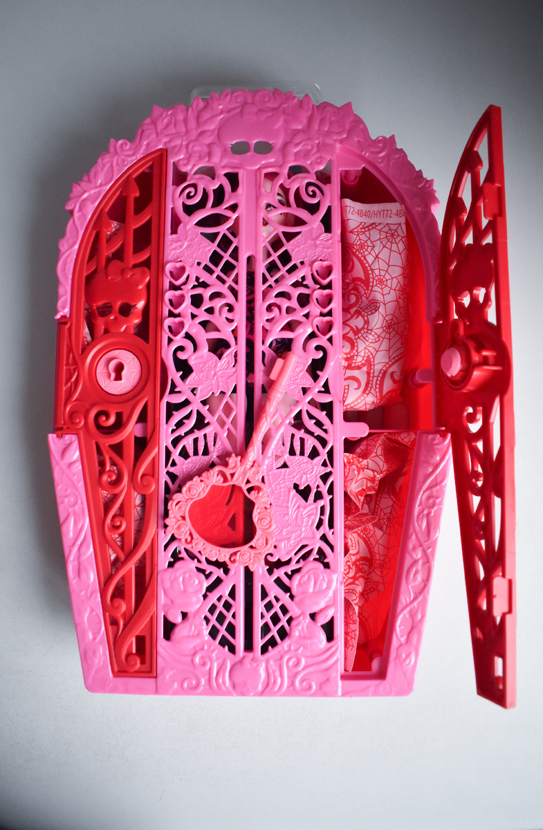 Процесс распаковки интересен тем, что дверцы шкафа открываются ключом, который идёт в комплекте с игровым набором. Внутри шкафа располагаются второй комплект одежды и обуви,  а так же аксессуары куклы в закрытых бумажных пакетиках.