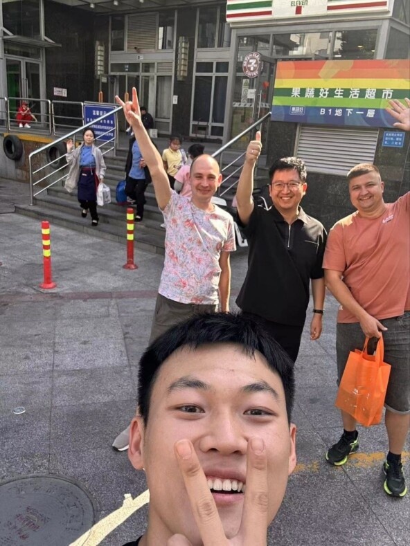 Все русские на фото – это я и мой партнер