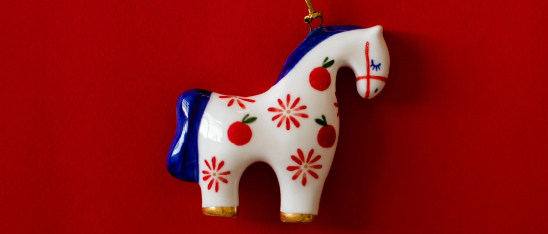 8 нескучных ёлочных игрушек от локальных брендов