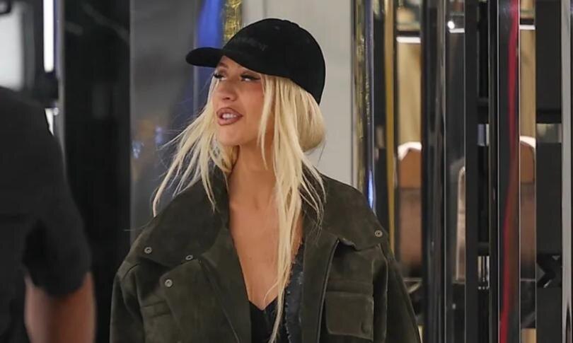    Источник: BACKGRID | Кристина Агилера бродит по торговому центру в сапогах