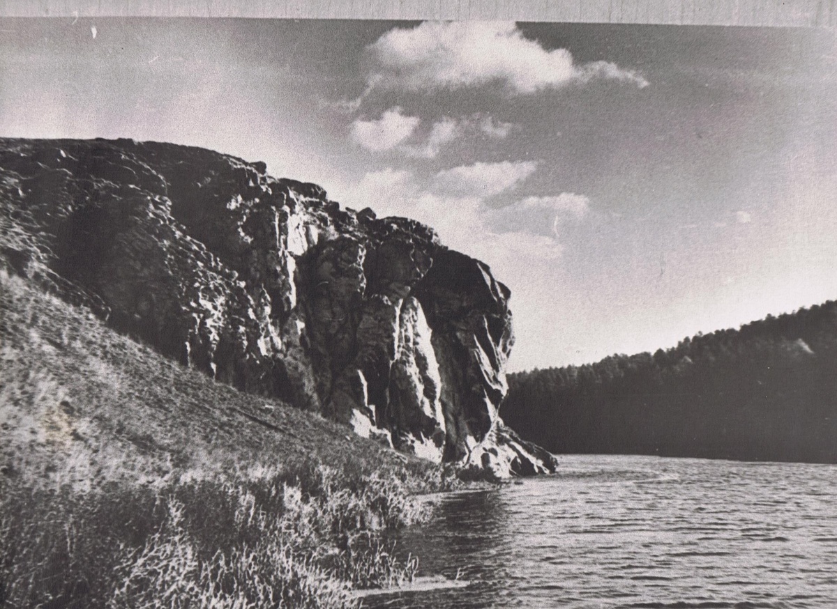 Писаный камень на реке Ирбит. Фото из фондов Артемовского исторического музея.