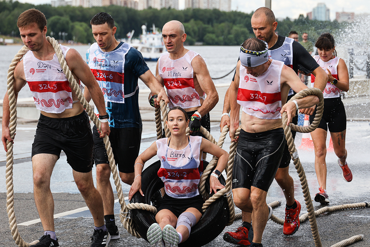 Михаил Климентьев / ТАСС📷Участники во время забега с препятствиями в рамках «Гонки героев»