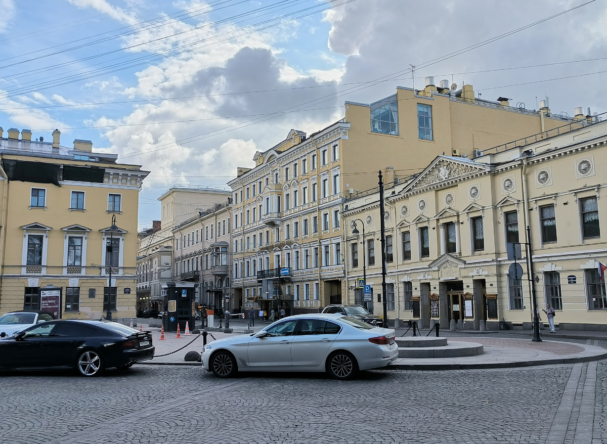 Итальянская улица. Справа Дом И. Л. Лазарева. Фото автора.