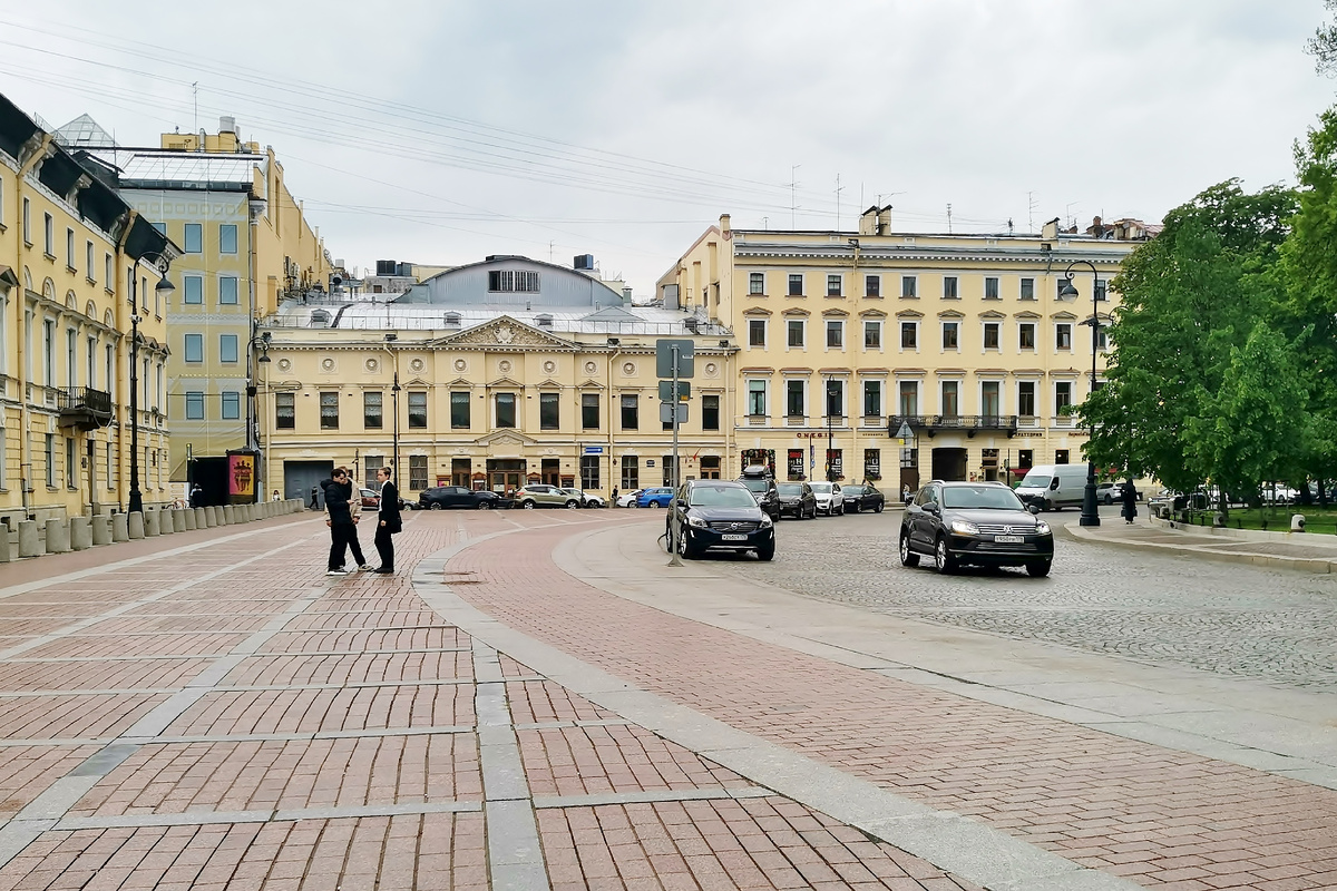 Вид на Дом И.Л. Лазарева со стороны Площади искусств. Фото автора. 