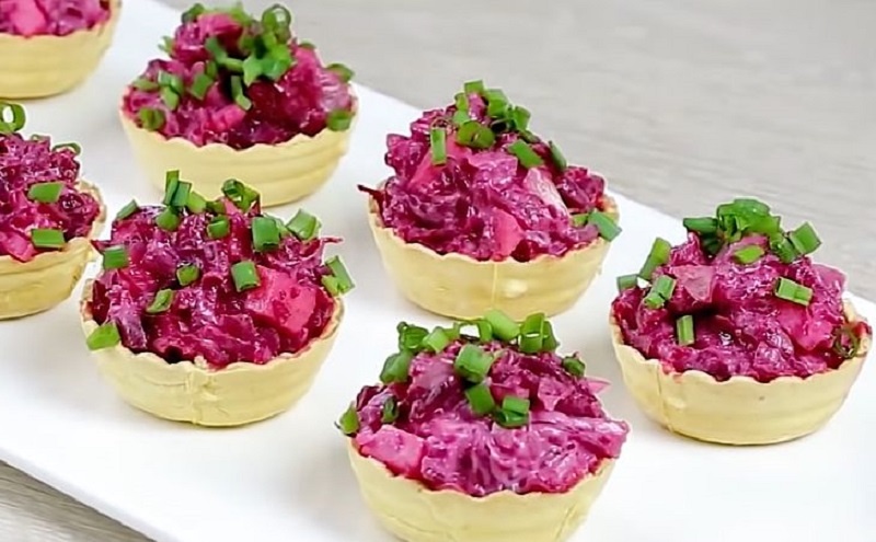 Порционная “шуба” в тарталетках: отличная закуска для новогоднего стола